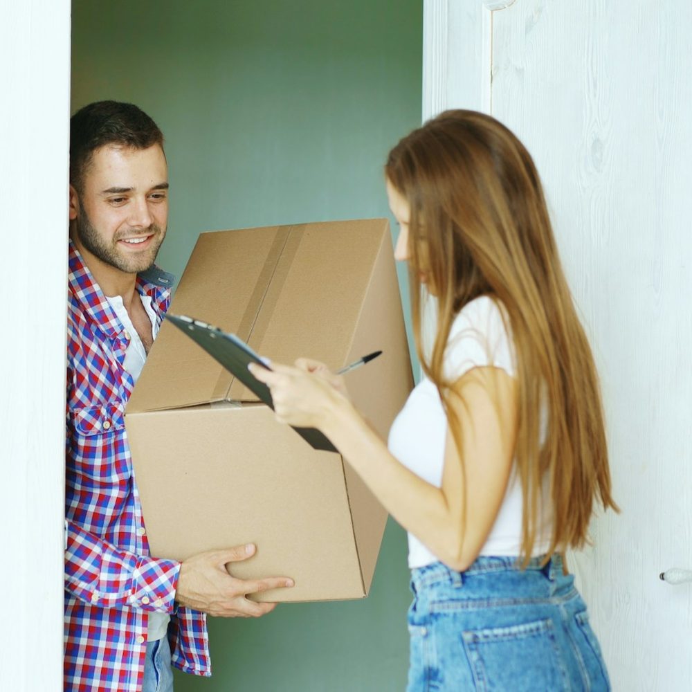 Entrega de un paquete en la puerta de un domicilio